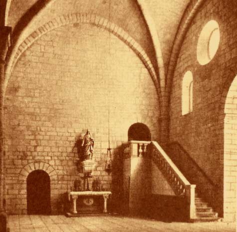 Trappan upp till munkarnas dormitorium, sovsalen, i Aiguebelle, Frankrike, ca 1930
